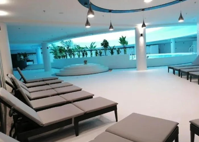 Hanza Tower Lux Jacuzzi & Sauna & Pool Апартаменты *